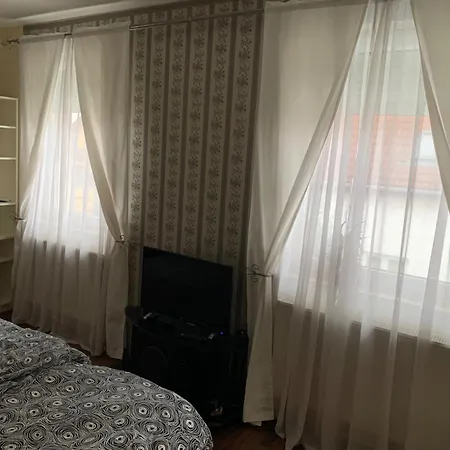 Airport Road/repter Koezeli Haz Privat Parkoloval * Budapest