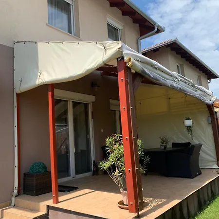 Airport Road/repter Koezeli Haz Privat Parkoloval Budapest