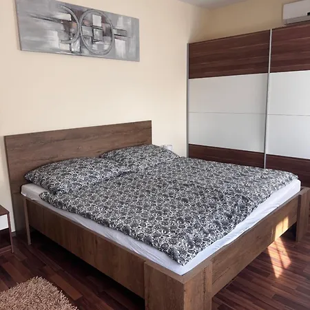 Apartmán Airport Road/repter Koezeli Haz Privat Parkoloval